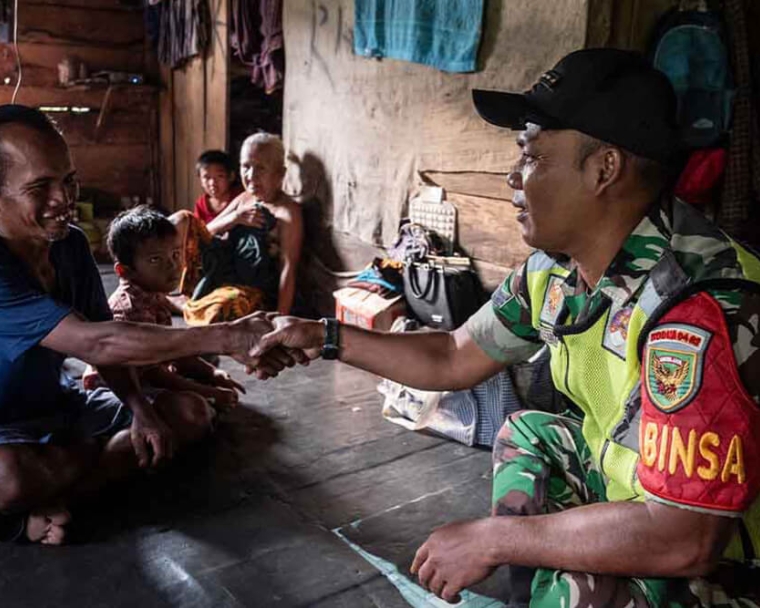 Soldado indonésio cumprimentando Alim antes de sua cirurgia de fissura labiopalatina